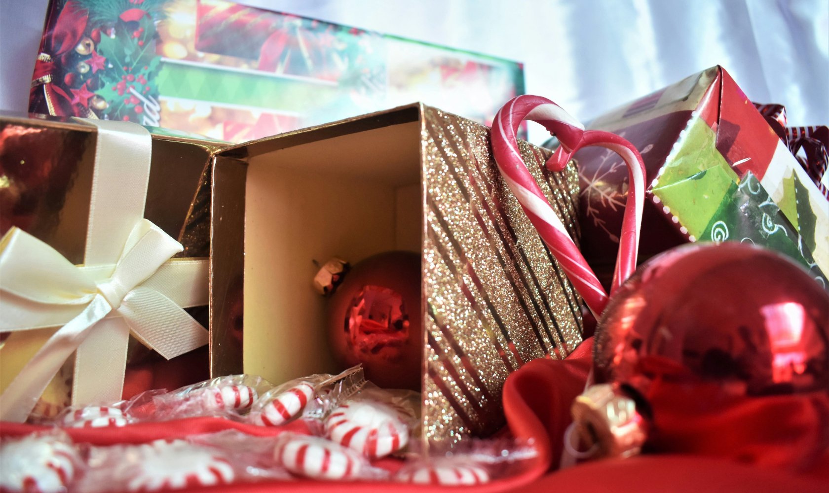 Why Pre-Order Christmas Hampers and Flowers?